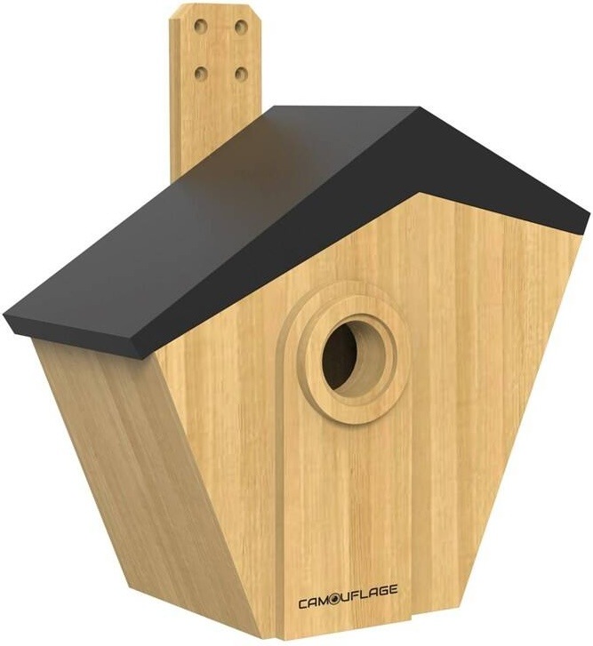 Dřevěné ptačí krmítko Camouflage EZ-BirdBox s černou střechou a solárním panelem.