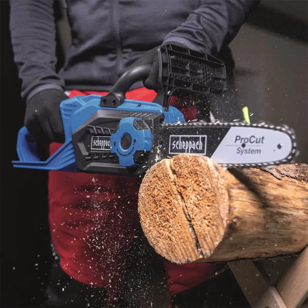 Řetězová pila Scheppach C-CS254-X-SET L (s baterií) Uživatel řeže kládu aku pilou Scheppach CCS254X s lištou ProCut System.