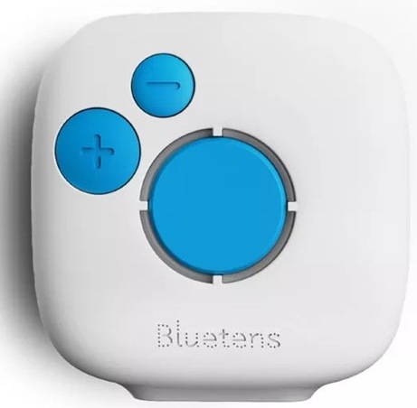 Detail čelní strany stimulátoru Bluetens Classic 2 s tlačítky pro úpravu intenzity a LED kruhem.