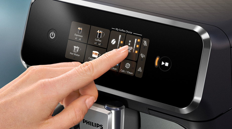 Žena ovládá automatický kávovar Philips EP2339/40 2300 Series dotykovým displejem