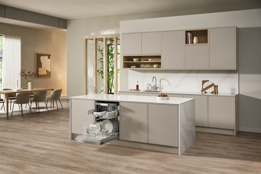 Vestavná myčka P60 Miele G 5817 SCi XXL Active Plus v kuchyni má otevřená dvířka dokořán, koše s nádobím jsou povysunuté ven