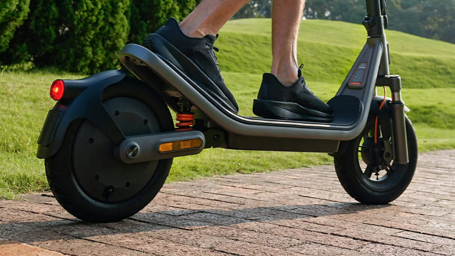 Xiaomi Electric Scooter 6 nabízí velké 12" pneumatiky a odpružení vpředu i vzadu