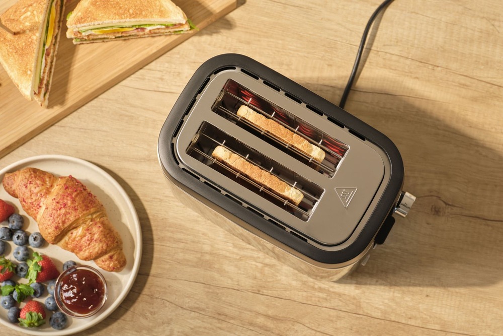 Rovnoměrně opékané toasty v topinkovači Sencor STS 2710BK doplněné o naservírovanou snídani.