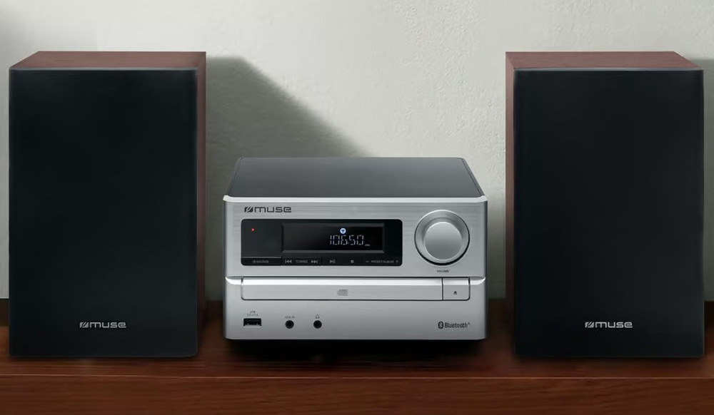 Podporuje CD, USB i Bluetooth, takže umožňuje snadné přehrávání hudby z různých zdrojů.