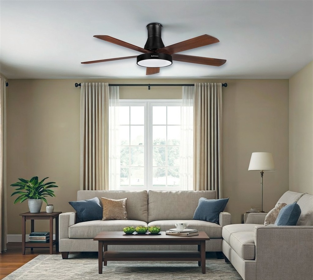 Stropní ventilátor Rohnson v moderním obývacím pokoji s pohovkou a velkými okny.