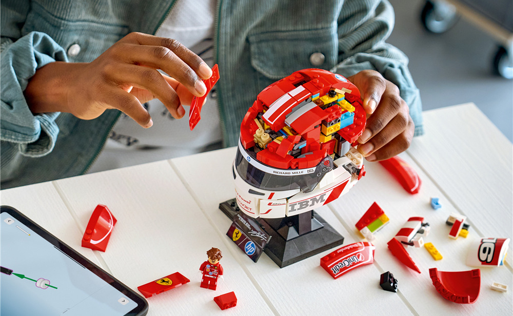 Stavebnice LEGO® Editions 43014 Helma Charles Leclerc ze Scuderia Ferrari HP 886 dílků a aplikace LEGO Builder usnadní stavění helmy, která se díky kompaktním rozměrům hodí na polici nebo stůl.