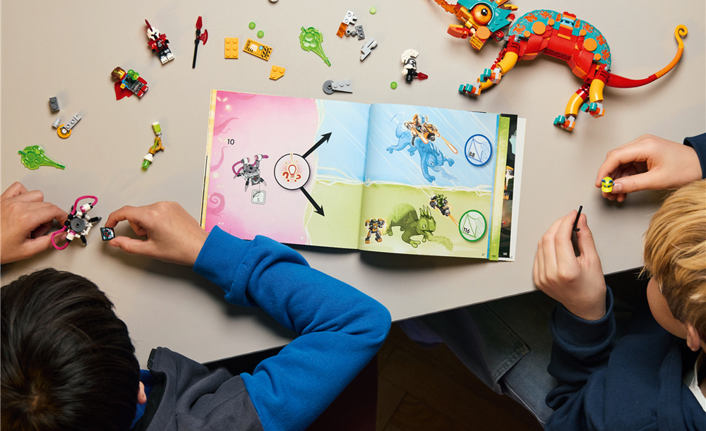 Stavebnice LEGO® DREAMZzz™ 71492 Mateo a jeho ohnivý chameleon Mateo, Logan, Kybervěc a Z-Flek přinášejí do soubojů se Zerem nové role, spojenectví i nečekané zvraty.