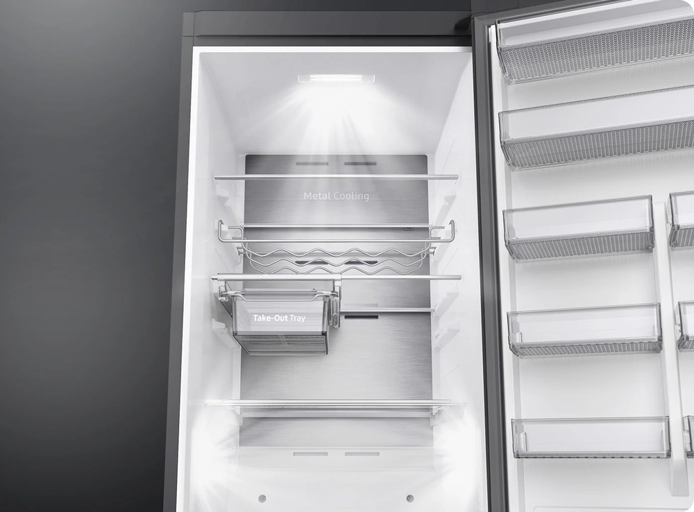 Chladnička Samsung RR39C7BJ5S9/EF Inoxlook Detail vnitřního LED osvětlení lednice