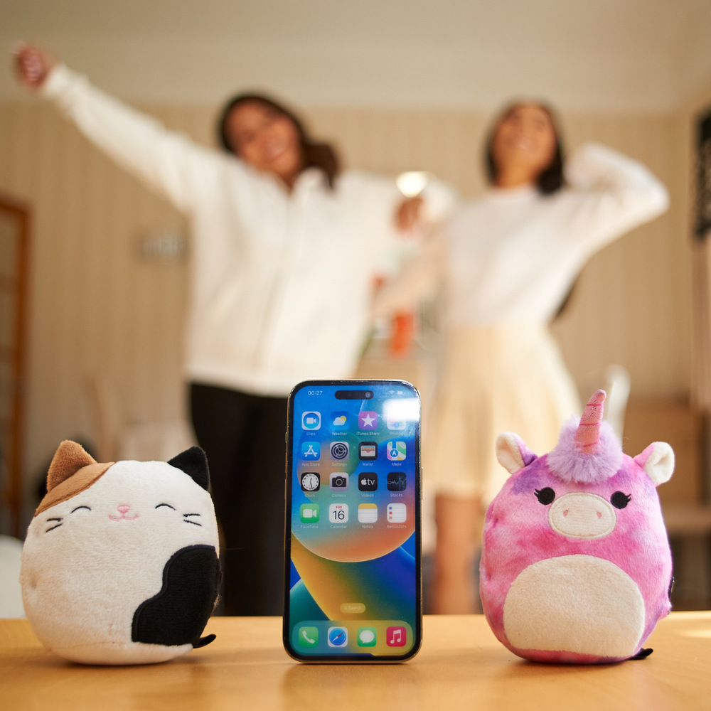 Přenosný reproduktor Lazerbuilt Squishmallows Lola růžový Přenosný reproduktor Lazerbuilt Squishmallows Lola připojený k mobilnímu telefonu