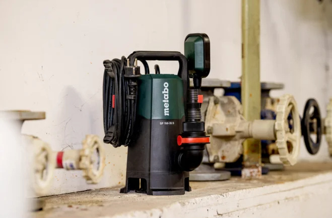 Ponorné čerpadlo Metabo SP 150-35 S umístěné v technické místnosti.