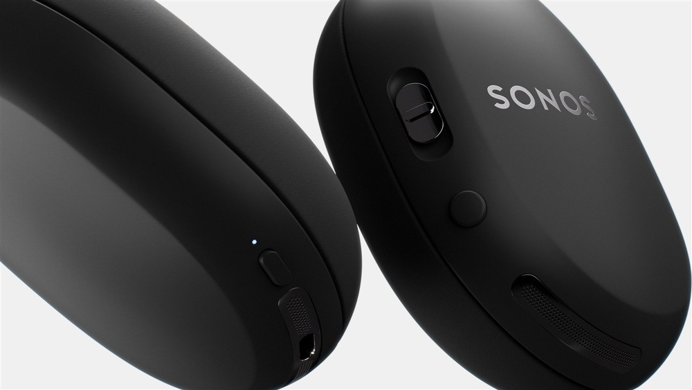 Detail náušníků sluchátek SONOS Ace Ultra s ovládacími prvky