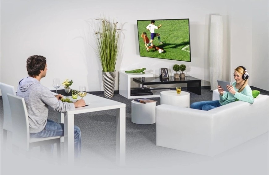 Nástěnný držák TV Hama 220821 instalovaný na stěně