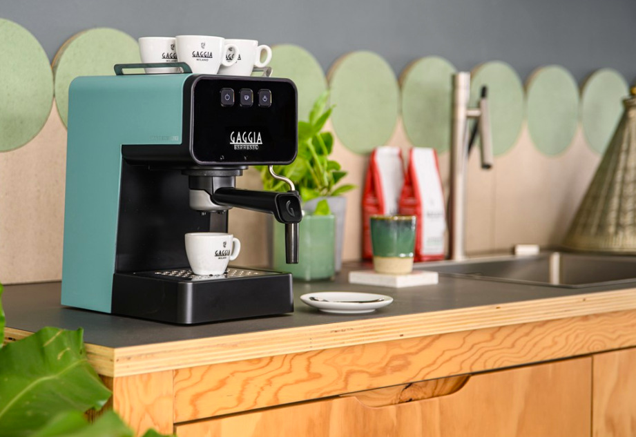 Pákový kávovar Gaggia Espresso De Luxe zelená s nahříváním šálků na kuchyňské lince