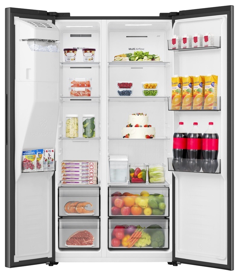 Otevřená americká lednice s mrazákem Hisense RS5P528STFE, ukazující uspořádání potravin – ovoce, zeleninu, maso, nápoje a dezerty v moderní chladničce NoFrost.