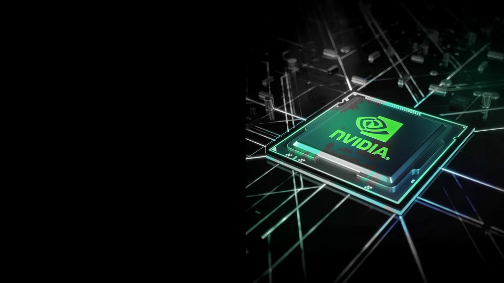 Zářivě zelený mikročip s logem Nvidia je umístěn na tmavém pozadí připomínajícím obvod.