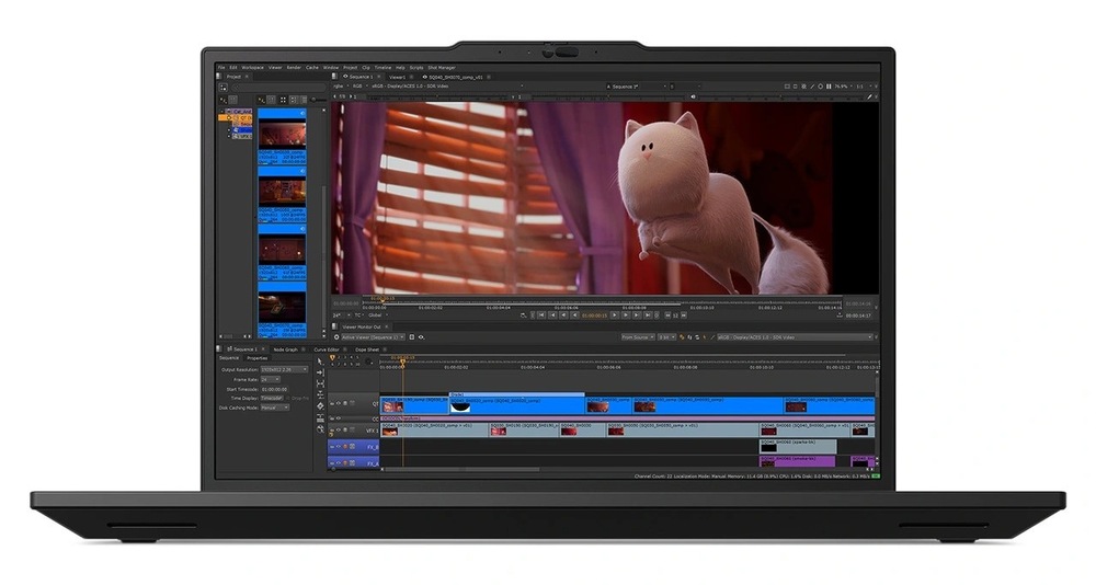 Notebook Lenovo ThinkPad P16s Gen 4 černý Notebook s otevřeným oknem programu pro úpravu videa s časovou osou. Na obrazovce je vidět růžové kreslené zvířátko před oknem s červenými závěsy.