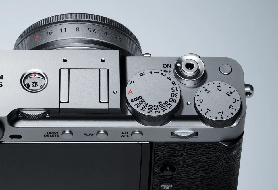 Fujifilm X-E5 těží z nadčasového designu