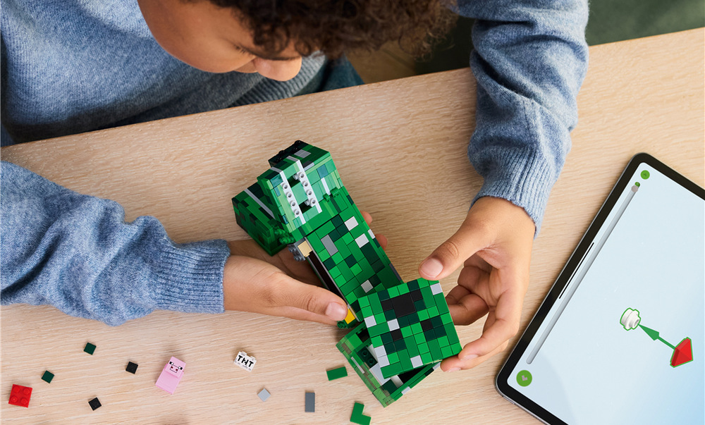 Creeper z 665 dílků měří přes 21 cm a díky ikonickému vzhledu se stane výraznou součástí sbírky.