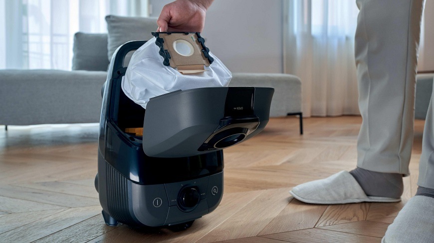Podlahový vysavač Hoover HE210P 011 černý/tmavě šedý osoba vyndavá sáček z vysavače hoover HE210P 011