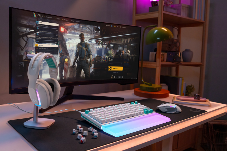 Klávesnice Logitech G512 X 75, US INTL layout, Tactile bílá Herní sestava s klávesnicí Logitech G512 X 75, myší a headsetem na pracovním stole