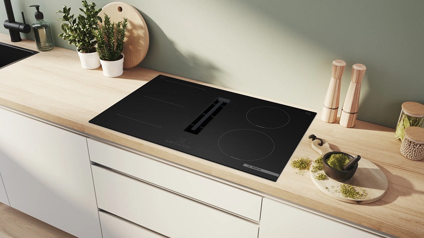 Varná deska s odsáváním Bosch PVS81AB16E zabudovana do světlé kuchynské linky