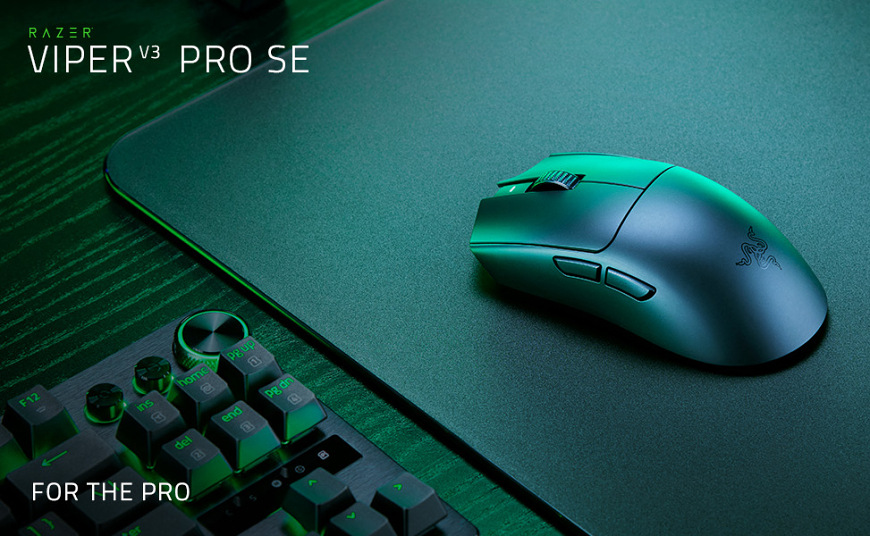 Myš Razer VIPER V3 PRO SE Wireless Esports Gaming černá Myš položená na herní podložce vedle klávesnice v zeleně nasvíceném herním setupu, zdůrazňující profesionální zaměření modelu Razer Viper V3 Pro SE