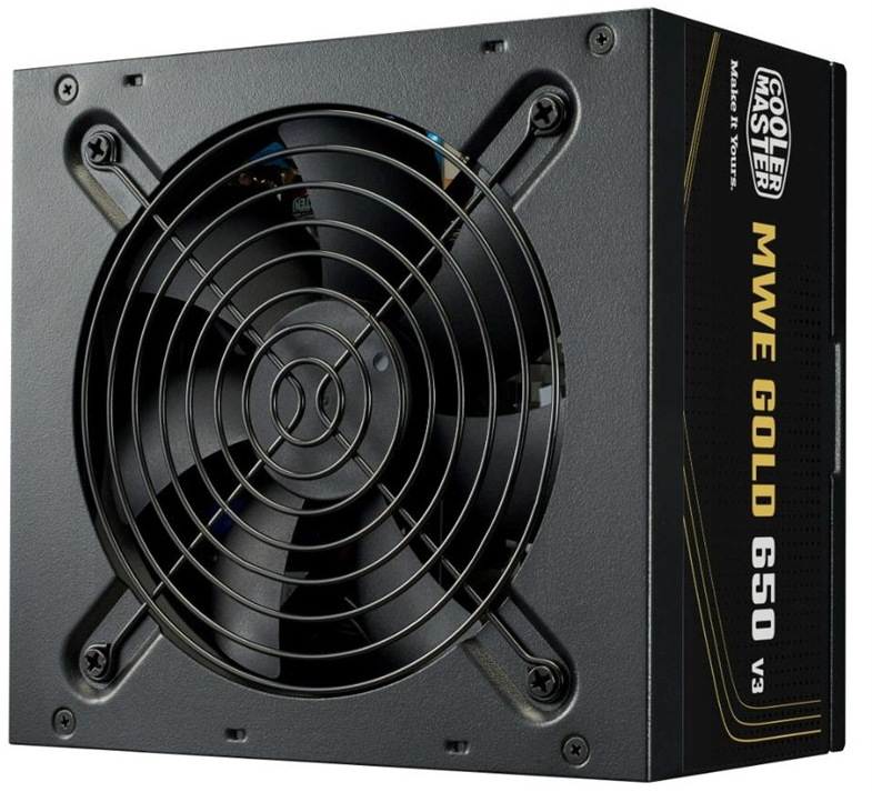 Na obrázku je černý napájecí zdroj Cooler Master. Na přední straně má velký chladicí ventilátor krytý kovovou mřížkou a z boku nápis MWE Gold 550 V3. Zdroj působí jednoduše, robustně a je určený pro běžné až výkonnější počítačové sestavy.
