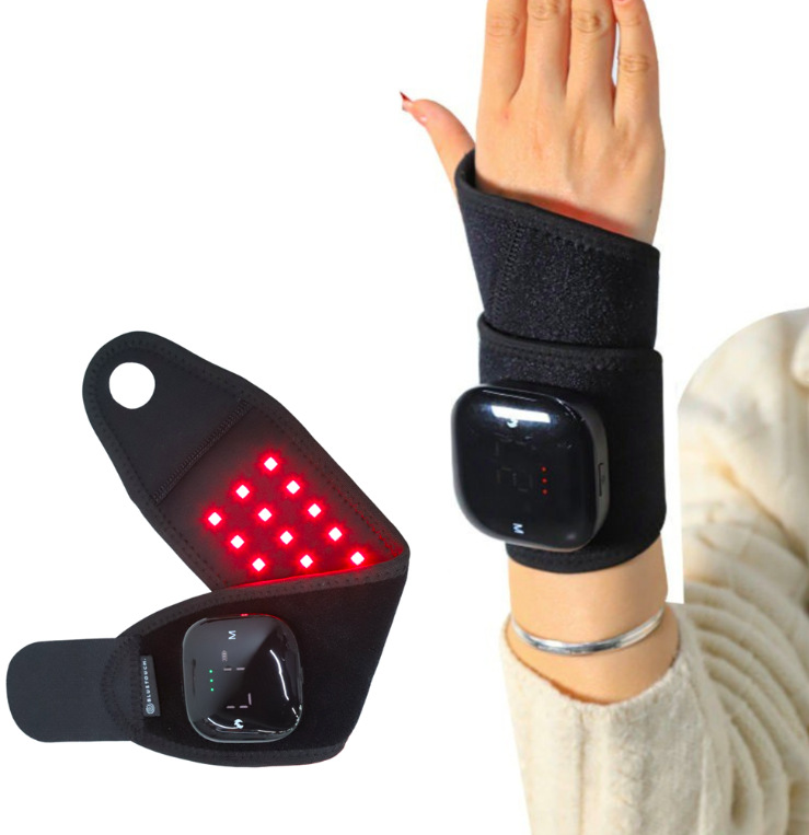 Bandáž LED terapie Bluetouch pro zápěstí zobrazená samostatně i nasazená na ruce při používání