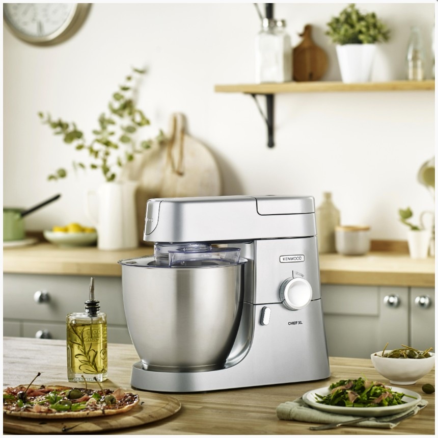 Kuchyňský robot Kenwood KVL 4100 S Chef XL na kuchyňské lince