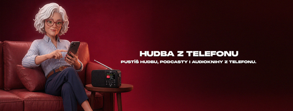 Reklamní banner zaměřený na Bluetooth přehrávání u rádia JVC. Animovaná žena s bílými vlasy sedí na červené kožené pohovce, drží v ruce chytrý telefon a vedle ní na stolku stojí černé rádio s rozsvíceným barevným displejem. Vpravo je nápis „HUDBA Z TELEFONU – Pustíš hudbu, podcasty i audioknihy z telefonu.“