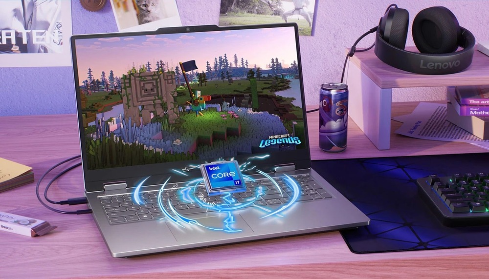 Herní notebook Lenovo LOQ při hraní Minecraftu na pracovním stole s vizualizací procesoru Intel Core i7