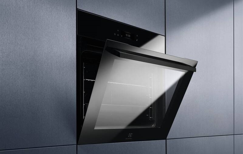 Trouba Electrolux 800 SENSE KOEBP39Z černá