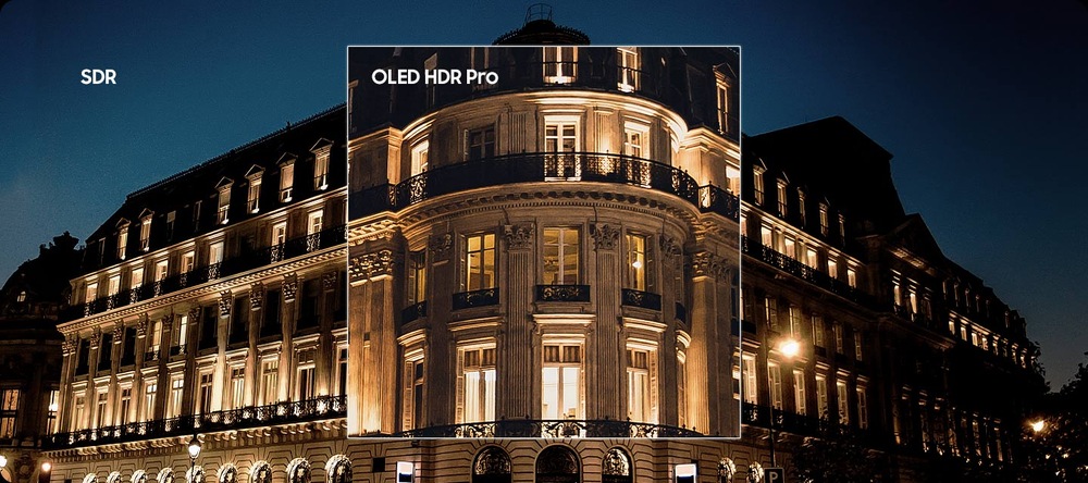 Televize Samsung QE83S95F Osvětlený dům v noci v kvalitě SDR, uprostřed detail domu v OLED HDR Pro