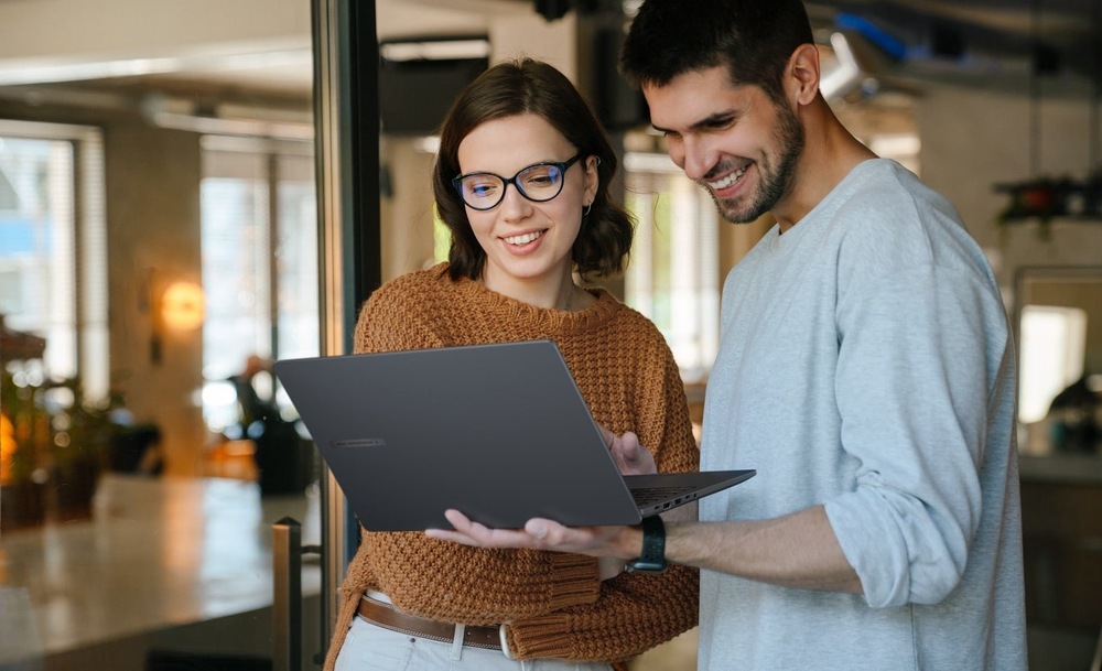 Muž a žena s notebookem Asus ExpertBook B1
