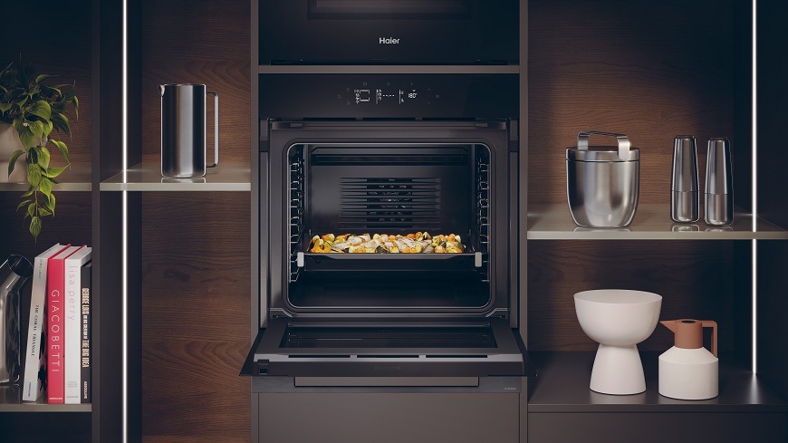 otevřená trouba Haier H6 ID46G5SHTB s pokrmem uvnitř