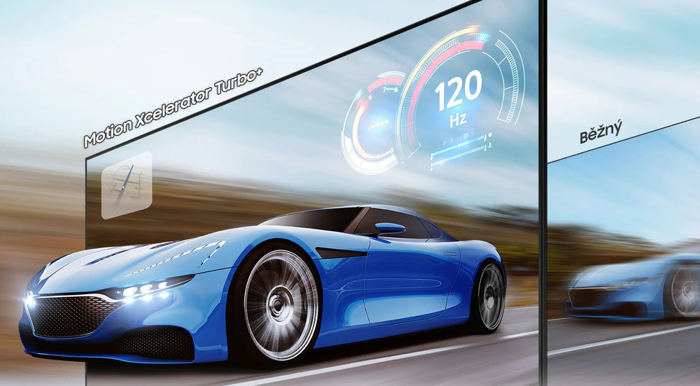 Televize Samsung QE98QN90A Sportovní auto vyjíždí z obrazovky s popiskem „Motion Xcelerator Turbo+“, za televizní obrazovkou je druhá s rozmazaným obrazem a popiskem „běžný“