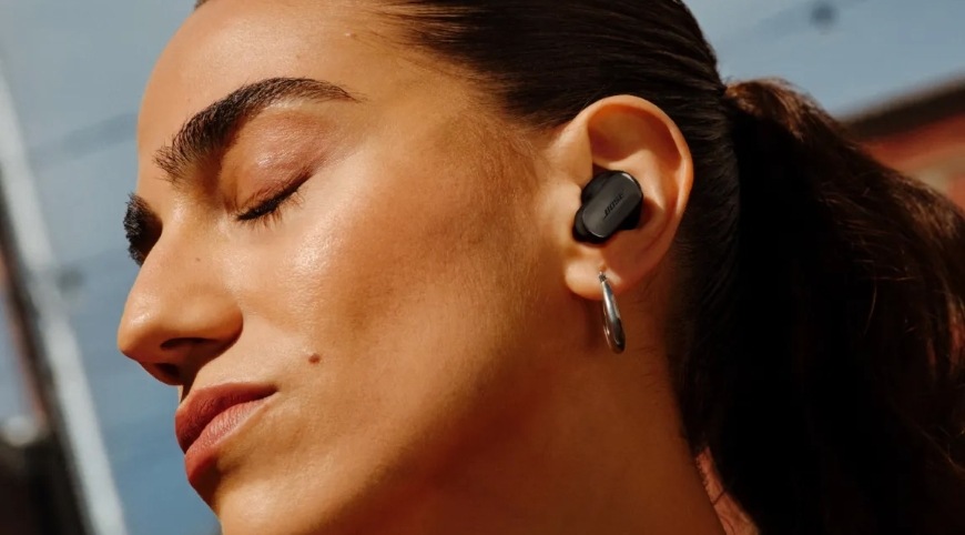 Sluchátka Bose QuietComfort Ultra Earbuds ( 2Gen ) černá/zlatá Žena se zavřenýma očima si vychutnává kvalitní audio ze sluchátek Bose QuietComfort Ultra Earbuds (2nd Gen)