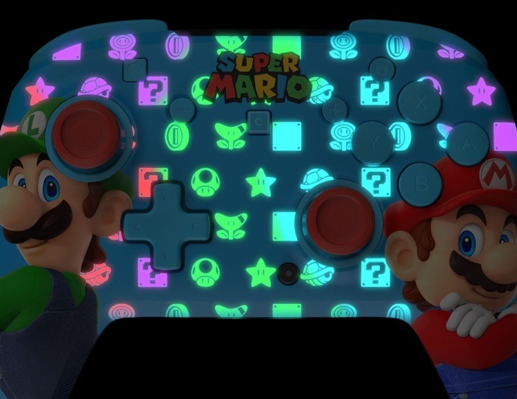 Gamepad Turtle Beach Rematch Wireless Mario a Luigi, NS2 modrý Gamepad Turtle Beach Super Mario s rozsvíceným RGB podsvícením herních ikon a logem.