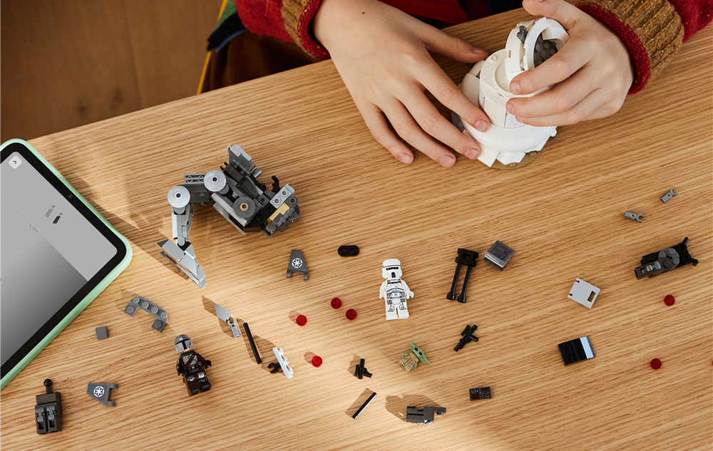 Stavebnice LEGO® Star Wars™ 75444 Útok AT-RT™ Obranná věž Imperiálního zůstatku se otáčí a ukrývá držák na zbraně i úložný prostor pro vybavení.