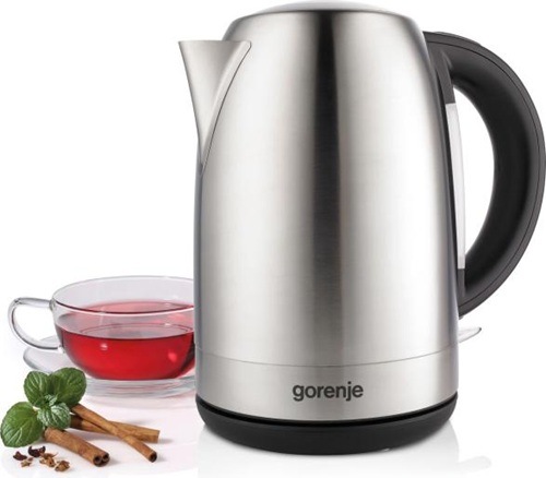 Rychlovarná konvice Gorenje K17FEII nerez Vedle rychlovarné konvice Gorenje K17FEII je položen skleněný šálek s horkým čajem, skořicí a mátou.