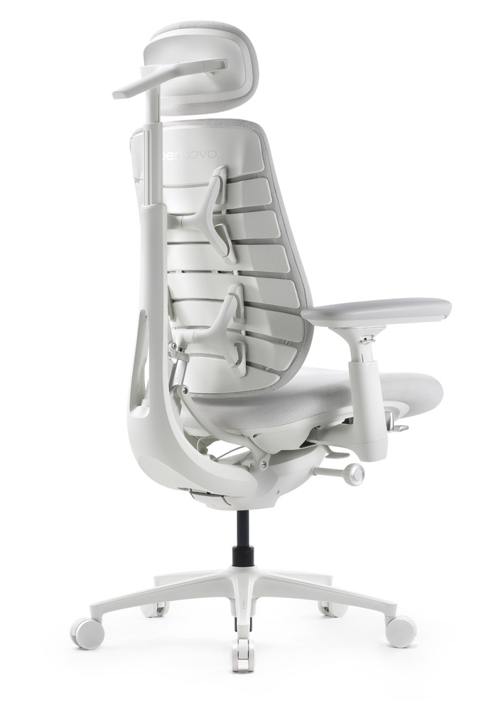 Ergonomická židle LiberNovo Maxis Electric Glacier 52 cm zezadu s detailem konstrukce ergonomického opěradla