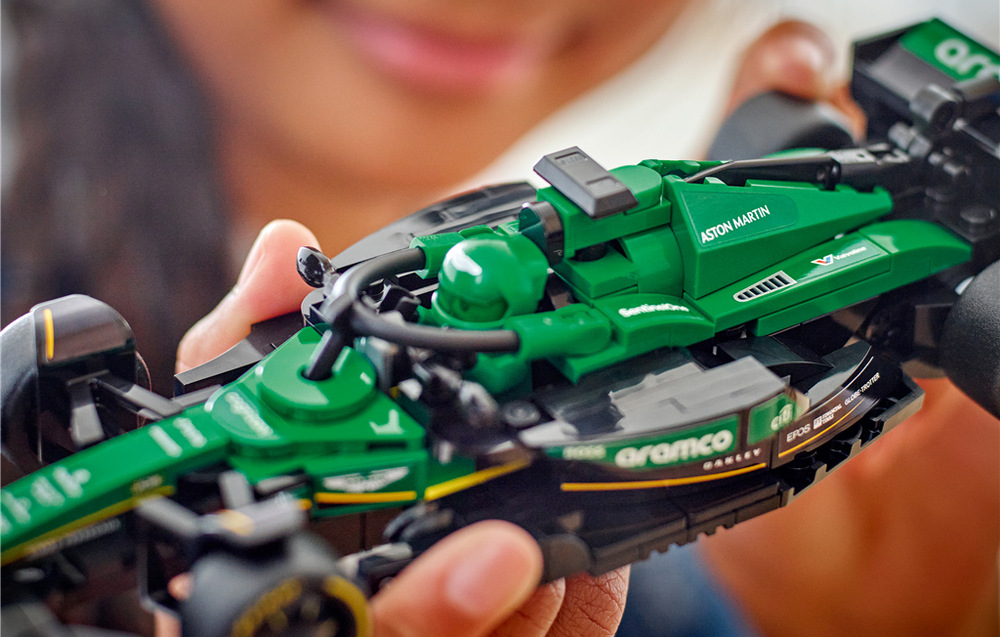 Stavebnice LEGO nabízí 269 kostek a kompaktní model auta, který potěší školáky od 10 let i fanoušky Formule 1.