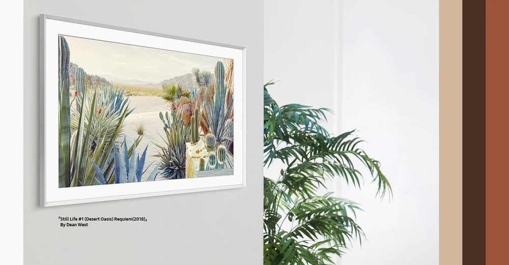Výměnný rámeček Samsung pro Frame TV s úhlopříčkou 50" (2021), Rovný design bílý Televize Samsung Frame v bílém výměnném rámu pověšená na stěně zobrazuje umělecké dílo na obrazovce, za rohem zdi je pokojová rostlina