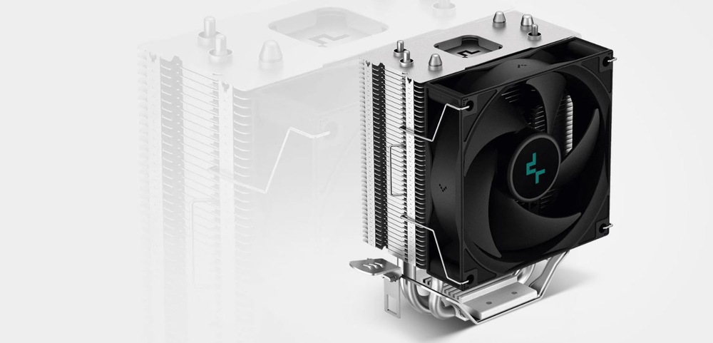 Černý chladič procesoru s velkým ventilátorem a několika hliníkovými žebry. Má elegantní a moderní design s důrazem na efektivní chladicí technologii.