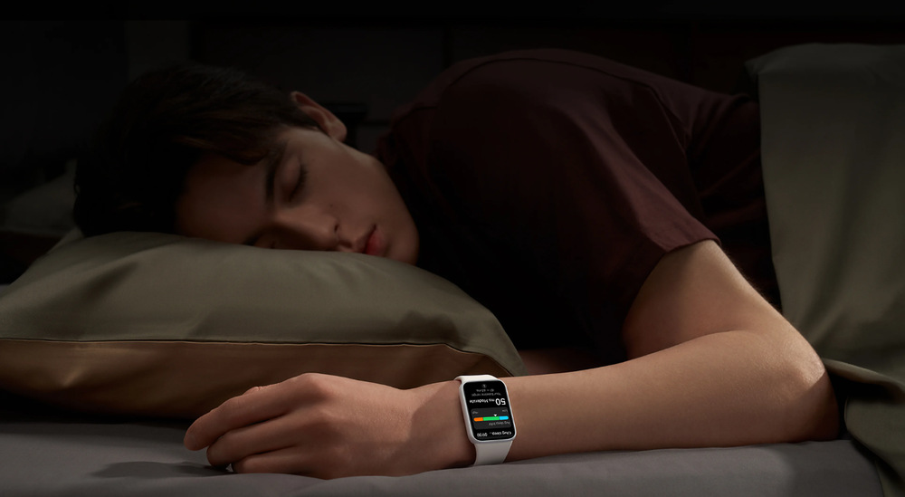 Fitness náramek Xiaomi Smart Band 10 Pro NFC bílý Muž spí s hodinkami Xiaomi Smart Band 10 Pro NFC