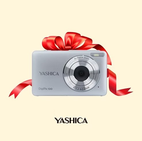 Digitální fotoaparát Yashica DigiPix 100 stříbrný Kompaktní fotoaparát Yashica DigiPix 100 s červenou dárkovou stuhou