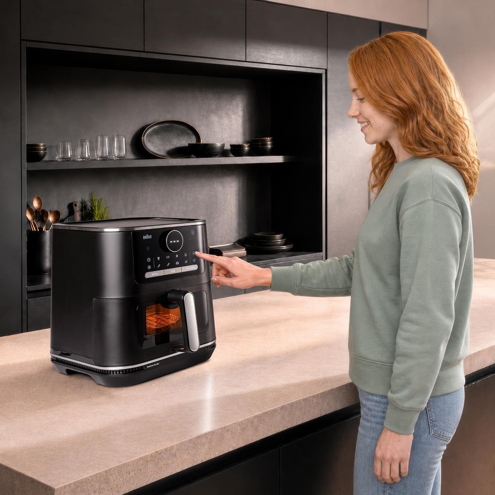 Fritéza horkovzdušná Braun MultiFry 7 HF7076BK černá Žena ovládá fritézu Braun Multifry 7 HF7076BK