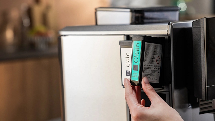 Zasouvání cartridge Siemens TZ800Z1 do kávovaru Siemens