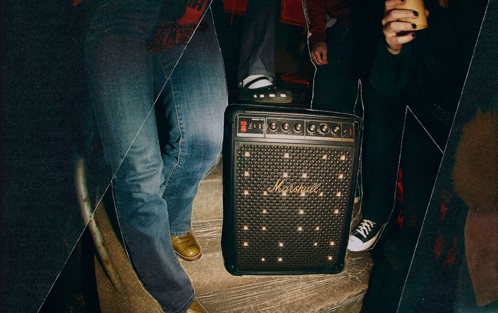 Retro snímek nohou lidí a Marshall Bromley 450 