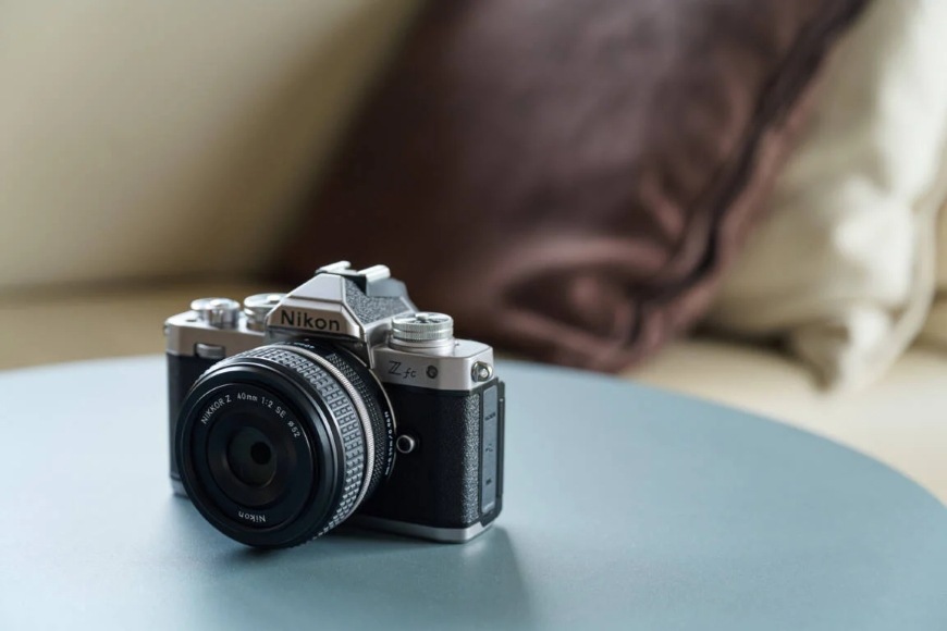 Objektiv Nikon NIKKOR Z 40 mm f/2 (SE) černý Fotoaparát Nikon s retro objektivem NIKKOR Z 40 mm f/2 (SE)